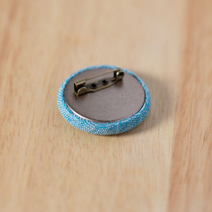 丸いカットのシュナウザーの刺繍くるみブローチ(青)